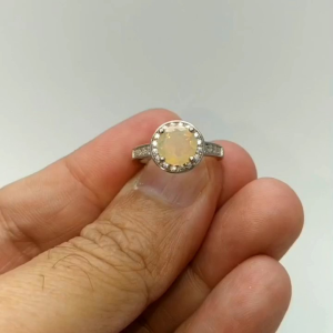 เงินแท้ 92.5% งานส่งออก ฝังพลอยโอปอล์เอธิโอเปียแท้ เจียเหลี่ยมเพชร เนื้อใสๆ ขนาด 8 มิล และฝังล้อมด้วย เพชรสวิส cz เกรด 5A หน้าแหวนกว้าง 1 ซม. หนัก 3.1 กรัม ดีไซน์สวย แข็งแรง เคลือบทองคำขาวและครับ ใส่ไม่ดำ และไม่ซ้ำ