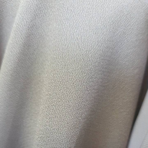 Bahan Wool Crepe: Cocok untuk Berbagai Gaya\\n\\nWool crepe atau wolicrepe adalah bahan yang populer digunakan dalam pembuatan pakaian karena sifat-sifatnya yang unik dan kualitasnya yang tinggi. Dalam artikel ini, kita akan membahas apa itu wool crepe, perbedaan dengan kain polos, kelebihannya, cara penggunaan, serta rekomendasi gaya pakaian yang cocok menggunakan wool crepe.\\n\\n Apa itu Wool Crepe & Kain Polos Berkualitas?\\n\\nWool crepe adalah bahan yang terbuat dari serat wol dengan tekstur yang berbeda dari kain polos. Sifat-sifat wool crepe antara lain:\\n\\n- Tekstur halus dan lembut\\n- Memiliki daya serap air yang baik\\n- Tahan lama dan tahan terhadap kerutan\\n- Memiliki daya tahan yang baik terhadap gesekan\\n\\nPerbedaan wool crepe dengan kain polos:\\n\\n- Wool crepe memiliki tekstur yang lebih halus dan lembut dibandingkan kain polos\\n- Wool crepe memiliki daya serap air yang lebih baik dibandingkan kain polos\\n- Wool crepe memiliki daya tahan yang lebih baik terhadap kerutan dibandingkan kain polos\\n\\n Kelebihan Bahan Wool Crepe\\n\\nBeberapa kelebihan dari bahan wool crepe antara lain:\\n\\n- **Nyaman & Tahan Lama**: Wool crepe memiliki sifat yang nyaman dipakai dan tahan lama. Bahan ini memiliki daya tahan yang baik terhadap gesekan dan kerutan, sehingga cocok digunakan untuk pakaian yang sering dipakai.\\n\\n- **Cocok untuk Pakaian**: Wool crepe cocok digunakan untuk berbagai jenis pakaian, seperti blouse, celana, jaket, dan lain-lain. Bahan ini memiliki daya serap air yang baik, sehingga cocok digunakan untuk pakaian yang sering dipakai di cuaca panas.\\n\\n Cara Menggunakan Wool Crepe\\n\\nBerikut ini beberapa tips penggunaan wool crepe:\\n\\n- **Pemilihan Ukuran**: Pastikan ukuran pakaian yang dipilih sesuai dengan tubuh Anda. Wool crepe memiliki daya tahan yang baik terhadap kerutan, sehingga pakaian yang dipakai akan tetap rapi dan nyaman meskipun dipakai berulang kali.\\n\\n- **Pemeliharaan Wool Crepe**: Untuk menjaga kualitas bahan wool crepe, pastikan untuk mencuci dan menyimpannya dengan benar. Gunakan deterjen yang sesuai dan jangan gunakan mesin cuci yang terlalu keras. Simpan pakaian di tempat yang kering dan teduh.\\n\\n Rekomendasi Gaya Pakaian dengan Wool Crepe\\n\\nBerikut ini beberapa rekomendasi gaya pakaian yang cocok menggunakan wool crepe:\\n\\n- **Blouse**: Wool crepe cocok digunakan untuk membuat blouse yang nyaman dan tahan lama. Anda bisa memilih model blouse dengan potongan yang sederhana atau lebih rumit, tergantung selera Anda.\\n\\n- **Celana**: Wool crepe juga cocok digunakan untuk membuat celana yang nyaman dan tahan lama. Anda bisa memilih model celana dengan potongan yang sederhana atau lebih rumit, tergantung selera Anda.\\n\\n- **Jaket**: Wool crepe juga cocok digunakan untuk membuat jaket yang nyaman dan tahan lama. Anda bisa memilih model jaket dengan potongan yang sederhana atau lebih rumit, tergantung selera Anda.\\n\\nDengan bahan wool crepe, Anda bisa mendapatkan pakaian yang nyaman, tahan lama, dan cocok untuk berbagai gaya. Pastikan untuk memilih ukuran yang sesuai dan menjaga kualitas bahan dengan baik. Selamat mencoba!\n}