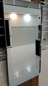 kệ treo tường kèm gương trượt tiện lợi