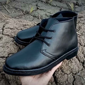 Sepatu Pria PDH Jatah Kulit & Formal Security\\n\\n Apa Itu Sepatu Pria PDH Jatah Kulit?\\n\\nSepatu pria PDH jatah kulit adalah sepatu formal yang dirancang khusus untuk kebutuhan keamanan dan penampilan profesional. Dibandingkan dengan sepatu formal biasa, sepatu pria PDH jatah kulit memiliki beberapa perbedaan signifikan.\\n\\n Perbedaan dengan Sepatu Formal Biasa\\n\\nPerbedaan utama antara sepatu pria PDH jatah kulit dan sepatu formal biasa terletak pada material, desain, dan fungsi. Sepatu pria PDH jatah kulit dirancang untuk memberikan keamanan ekstra, sementara sepatu formal biasa lebih fokus pada penampilan dan kenyamanan.\\n\\n Material dan Kualitas\\n\\nSepatu pria PDH jatah kulit terbuat dari kulit sapi berkualitas tinggi, yang membuatnya lebih tahan lama dan nyaman digunakan dalam jangka waktu yang lama. Kualitas material ini juga menambah nilai estetika sepatu tersebut.\\n\\n Mengapa Memilih Sepatu Pria Formal Security Kulit Sapi?\\n\\nAda beberapa alasan mengapa Anda harus memilih sepatu pria formal security kulit sapi dibandingkan dengan sepatu lainnya.\\n\\n Keunggulan Dibandingkan Sepatu Lainnya\\n\\nSepatu pria formal security kulit sapi menawarkan keunggulan dalam hal keamanan, kenyamanan, dan penampilan profesional. Mereka dirancang untuk memberikan perlindungan ekstra pada kaki Anda saat bekerja di lingkungan yang berisiko.\\n\\n Faktor Keamanan dan Kenyamanan\\n\\nSepatu pria formal security kulit sapi dirancang dengan fitur keamanan dan kenyamanan yang memadai. Beberapa contoh fitur ini termasuk sol anti-selip, pelindung kaki, dan bantalan kaki yang nyaman.\\n\\n Cara Memilih Sepatu Pria Desain Formal yang Tepat\\n\\nMemilih sepatu pria desain formal yang tepat bisa menjadi tantangan, tetapi ada beberapa hal yang harus Anda pertimbangkan.\\n\\n Ukuran dan Bentuk Kaki\\n\\nPertama, pastikan sepatu yang Anda pilih sesuai dengan ukuran dan bentuk kaki Anda. Jika sepatu terlalu besar atau terlalu kecil, itu bisa merusak penampilan Anda dan menyebabkan ketidaknyamanan.\\n\\n Kualitas Material\\n\\nKedua, pertimbangkan kualitas material sepatu. Sepatu pria formal security kulit sapi adalah pilihan yang baik karena mereka terbuat dari kulit sapi berkualitas tinggi yang tahan lama dan nyaman digunakan.\\n\\n Desain dan Model\\n\\nTerakhir, pertimbangkan desain dan model sepatu. Sepatu pria desain formal harus sesuai dengan penampilan profesional Anda dan sesuai dengan acara atau lingkungan tempat Anda menggunakannya.\\n\\n Tips Merawat Sepatu Kulit Berkualitas Tinggi\\n\\nUntuk menjaga sepatu kulit berkualitas tinggi Anda tetap dalam kondisi baik, ada beberapa tips yang harus Anda ikuti.\\n\\n Membersihkan dan Menyimpan Sepatu\\n\\nPertama, pastikan untuk membersihkan sepatu Anda secara teratur menggunakan pembersih kulit yang tepat. Simpan sepatu Anda di tempat yang kering dan aman, jauh dari sinar matahari langsung.\\n\\n Menghindari Kerusakan\\n\\nKedua, hindari kerusakan pada sepatu Anda dengan tidak memakainya saat berolahraga atau melakukan aktivitas fisik lainnya. Juga, hindari memakai sepatu Anda di cuaca ekstrem seperti hujan deras atau salju.\\n\\nDengan mengikuti tips ini, Anda dapat memastikan bahwa sepatu kulit berkualitas tinggi Anda tetap dalam kondisi baik dan tahan lama.\n}