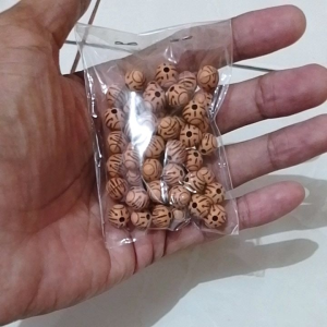 Manik"/mote bulat coklat motif kayu 8mm