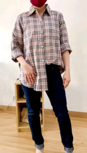 Kemeja Kotak Square Berry: Pilihan Tepat untuk Kasual Kerja Lengan Panjang