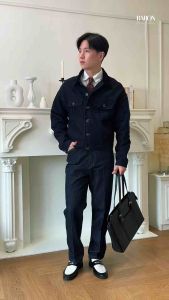 BARON BECKETT Jacket Jeans แจ็คเก็ตยีนส์ทรงวินเทจ ดีไซน์คลาสสิก คอเสื้อผ้าลูกฟูก กระเป๋าหน้าแบบ Flap Pocket 2 ข้าง พร้อมกระดุมใหญ่ ผ้า Denim หนาแน่นทนทาน สี Dark Indigo ขนาด Free Size สำหรับลุค Smart Casual และ Denim on Denim