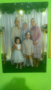 CETAK FOTO PLUS BINGKAI UKURAN 24R (46X30)