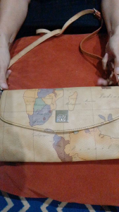 Tas sling preloved Prima Classe size 26x15 kondisi badan tas masih kokoh sudut aman furing bersih resleting berfungsi kepala zipper masih utuh tali slingnya ada jejak pemakaian utk detail nya mohon chat dahulu