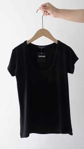 เสื้อคอยูทรงเข้ารูป ผ้าเรย่อนเนื้อนิ่มเด้ง