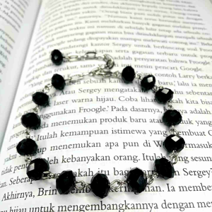 Gelang Wanita Kristal Premium: Desain Elegan & Aksesori Tepat