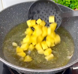 KENTANG KUNING DAN BESAR RP 8.500 / 500 GRAM