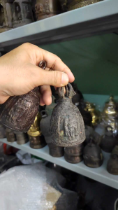 R100 ระฆัง ปากบาน เล็ก สูง 2 นิ้ว ลายช้าง ทองเหลือง ทำสี น้ำตาล ลงหิน ของขวัญ ของสะสม ของตกแต่งบ้าน