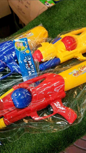 ปืนฉีดน้ำปั้มลมกลางไม่มีสายสะพาย 3สี ยาว จุน้ำ800ml