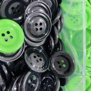 กระดุมแฟนซีเม็ดใหญ่ 100 เม็ด คละสีได้ ของเล่นเด็ก หัดแยกสี ทำงานฝีมือ ประดับ ตกแต่ง งานหลากหลาย