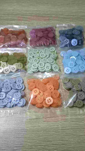 6 lusin kancing kemeja lubang 4 kancing polyester lebar 12mm tebal 2mm