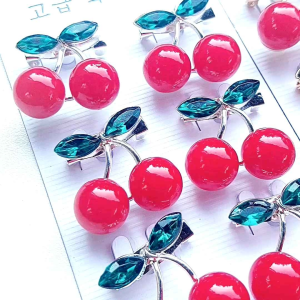 [Tokomika.inc] Red Pearl Cherry Mini Brooch / Bros Bentuk Cherry Mini / Bros Mini Buah Cherry Viral Kekinian Bisa COD