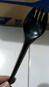 Sendok Garpu Hitam 2in1 / Sendok Makan Plastik 2in1
