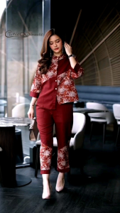 ชุดเซ็ทกางเกงผ้าลินินฝ้ายเกรดพรีเมี่ยม เสื้อทรงเก๋ หน้าสั้น-หลังยาว ดีเทลงานตัดแต่งผสมผสานกับผ้าลายดอกไม้ และปักดอกไม้ช่วงเเขนกับกางเกงเพิ่มสวยๆค่ะ กางเกงมีกระเป๋า ชุดนี้สวยโดนใจสุดๆค่ะ มี​ 3 สี​ เเดงอิฐ เทา ครีมกากี