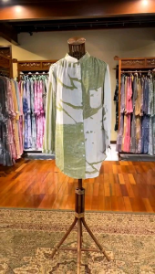 Rose Tunik Dian Pelangi Edisi Terbatas: Kemeja Casual Formal Wanita, Blouse Wanita Hijaber Modis, Outfit Pesta Pernikahan Elegan\\n\\n Mengenal Rose Tunik Dian Pelangi Edisi Terbatas\\n\\nRose Tunik Dian Pelangi Edisi Terbatas adalah sebuah blouse wanita yang dirancang secara eksklusif oleh desainer terkenal Dian Pelangi. Tunik ini merupakan hasil dari inspirasi yang mendalam dan material berkualitas tinggi, menjadikannya pilihan sempurna bagi wanita yang mencari kemeja casual formal, blouse wanita hijaber modis, outfit pesta pernikahan elegan, dan tunik Dian Pelangi limited edition.\\n\\n Keunikan dan Ciri-ciri\\n\\nRose Tunik Dian Pelangi Edisi Terbatas memiliki beberapa ciri khas yang membedakannya dari tunik lainnya. Beberapa keunikan dan ciri-ciri tersebut antara lain:\\n\\n- Desain unik dan menarik\\n- Motif batik abstrak hand made yang cantik\\n- Material berkualitas tinggi dan nyaman dipakai\\n- Model Korea terbaru yang modis dan modern\\n\\n Material dan Proses Pembuatan\\n\\nRose Tunik Dian Pelangi Edisi Terbatas dibuat dengan bahan berkualitas tinggi yang nyaman dipakai. Proses pembuatan tunik ini melibatkan tenaga kerja terampil yang mampu menciptakan produk yang indah dan tahan lama. Material yang digunakan antara lain:\\n\\n- Katun halus dan lembut\\n- Bahan yang mudah menyerap keringat\\n- Bahan yang tidak mudah kusut\\n\\n Inspirasi Desain\\n\\nInspirasi desain Rose Tunik Dian Pelangi Edisi Terbatas berasal dari berbagai sumber, seperti budaya, seni, dan alam. Desainer Dian Pelangi menggabungkan unsur-unsur tersebut untuk menciptakan tunik yang unik dan menarik. Beberapa inspirasi desain tersebut antara lain:\\n\\n- Motif batik abstrak hand made yang cantik\\n- Model Korea terbaru yang modis dan modern\\n- Desain yang sesuai dengan tren fashion terkini\\n\\n Cara Memilih Rose Tunik yang Tepat\\n\\nUntuk memilih Rose Tunik Dian Pelangi Edisi Terbatas yang tepat, ada beberapa hal yang perlu dipertimbangkan:\\n\\n Ukuran dan Bentuk Tubuh\\n\\nPilih ukuran Rose Tunik Dian Pelangi Edisi Terbatas yang sesuai dengan bentuk tubuh Anda. Ukuran yang pas akan membuat penampilan Anda menjadi lebih modis dan modern.\\n\\n Warna dan Motif\\n\\nPilih warna dan motif Rose Tunik Dian Pelangi Edisi Terbatas yang sesuai dengan selera Anda. Motif batik abstrak hand made yang cantik dapat menambah nilai estetika pada penampilan Anda.\\n\\n Sesuaikan dengan Acara\\n\\nRose Tunik Dian Pelangi Edisi Terbatas cocok digunakan untuk berbagai acara, mulai dari kerja kantor hingga pesta pernikahan. Pilih tunik yang sesuai dengan acara yang akan Anda hadiri.\\n\\n Cara Mengenakan Rose Tunik Dian Pelangi\\n\\nRose Tunik Dian Pelangi Edisi Terbatas dapat digunakan untuk berbagai acara, mulai dari kerja kantor hingga pesta pernikahan. Berikut beberapa cara mengenakan tunik ini:\\n\\n Untuk Acara Formal\\n\\nRose Tunik Dian Pelangi Edisi Terbatas cocok digunakan untuk acara formal seperti rapat kantor atau pertemuan bisnis. Padukan tunik ini dengan celana panjang atau rok pendek untuk penampilan yang profesional.\\n\\n Untuk Pesta Pernikahan\\n\\nRose Tunik Dian Pelangi Edisi Terbatas juga cocok digunakan untuk pesta pernikahan. Padukan tunik ini dengan aksesori yang sesuai untuk penampilan yang elegan dan mewah.\\n\\n Untuk Kerja Kantor\\n\\nRose Tunik Dian Pelangi Edisi Terbatas juga cocok digunakan untuk kerja kantor. Padukan tunik ini dengan celana panjang atau rok pendek untuk penampilan yang profesional dan modis.\\n\\n Tips Merawat Rose Tunik Dian Pelangi\\n\\nUntuk menjaga Rose Tunik Dian Pelangi Edisi Terbatas tetap awet dan tampilannya tetap cantik, ada beberapa tips merawat yang perlu diperhatikan:\\n\\n Cara mencuci dan menyetrika\\n\\nCuci Rose Tunik Dian Pelangi Edisi Terbatas dengan cara yang benar dan setrika dengan suhu yang tepat agar tidak merusak bahan dan motifnya.\\n\\n Menyimpan dengan baik\\n\\nSimpan Rose Tunik Dian Pelangi Edisi Terbatas dengan cara yang benar agar tidak mudah rusak atau kusut.\\n\\n Menghindari kerusakan\\n\\nHindari mengenakan Rose Tunik Dian Pelangi Edisi Terbatas saat melakukan aktivitas yang berpotensi merusak bahan dan motifnya, seperti berenang atau berolahraga.\\n\\nDengan memperhatikan tips merawat Rose Tunik Dian Pelangi Edisi Terbatas, Anda dapat menjaga tunik ini tetap awet dan tampilannya tetap cantik. Selamat berbelanja dan semoga penampilan Anda menjadi lebih modis dan modern!\n}