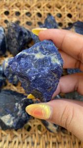 Sodalite โซดาไลต์ดิบ สวย น่ารักมาก หินธรรมชาติเเท้ หินเเห่งตรรกะ ช่วยให้พิจารณาจากเหตุผล ช่วยเพิ่มพลังในการคิดวิเคราะห์ ความคิดสร้างสรรค์ ช่วยเสริมสร้างวินัยในตัวเอง และช่วยสร้างแรงบันดาลใจ ช่วยชำระล้างจิตใจ ช่วยให้เกิดการตื่นรู้ ช่วยทำให้จิตใจสงบ