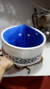 peci uj manis di pakai nya peci kopiah ini kombinasi warna biru dan putih peci ini bisa di cuci ya ka