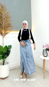 ROK JEANS THEANA // SKIRT JEANS\\n\\n Apa Itu Rok Jeans Theana?\\n\\n Sejarah Rok Jeans Theana\\n\\nRok jeans Theana adalah salah satu jenis rok jeans yang telah menjadi favorit banyak wanita sejak awal tahun 2000-an. Dengan gaya dan desain yang unik, rok jeans Theana telah menjadi pilihan populer bagi mereka yang mencari rok jeans yang nyaman dan elegan.\\n\\n Karakteristik Rok Jeans Theana\\n\\nRok jeans Theana memiliki beberapa karakteristik khas yang membuatnya berbeda dari jenis rok jeans lainnya. Beberapa di antaranya adalah:\\n\\n- Panjang rok yang mencapai setengah lutut atau sedikit lebih rendah\\n- Desain dengan detail ritsleting di bagian depan\\n- Bahan yang tebal dan kuat, namun tetap nyaman dipakai\\n- Berbagai pilihan warna, mulai dari biru muda hingga hitam\\n\\n Keunggulan Rok Jeans Theana\\n\\nAda beberapa keunggulan yang dimiliki oleh rok jeans Theana, di antaranya:\\n\\n- Tahan lama dan tahan terhadap gesekan\\n- Mudah dicuci dan cepat kering\\n- Bisa dipadu padankan dengan berbagai jenis atasan dan aksesoris\\n- Cocok untuk berbagai acara, mulai dari formal hingga kasual\\n\\n Cara Memilih Rok Jeans Theana yang Tepat\\n\\n Ukuran Rok Jeans Theana\\n\\nPenting untuk memilih ukuran rok jeans Theana yang tepat agar nyaman dipakai dan tidak mengganggu penampilan. Beberapa tips dalam memilih ukuran rok jeans Theana adalah:\\n\\n- Pastikan ukuran rok sesuai dengan lingkar pinggang dan panjang badan Anda\\n- Coba rok jeans sebelum membelinya jika memungkinkan\\n- Jika membeli online, perhatikan tabel ukuran yang disediakan oleh penjual\\n\\n Jenis Rok Jeans Theana\\n\\nAda beberapa jenis rok jeans Theana yang bisa dipilih, di antaranya:\\n\\n- Rok jeans Theana straight cut: desain lurus tanpa ketat atau longgar\\n- Rok jeans Theana flared: lebar di bagian bawah rok\\n- Rok jeans Theana high waist: desain dengan pinggul tinggi yang menutupi perut\\n\\n Kualitas Bahan Rok Jeans Theana\\n\\nMemilih bahan rok jeans Theana yang berkualitas juga penting agar rok tersebut awet dan nyaman dipakai. Beberapa hal yang perlu diperhatikan dalam memilih bahan rok jeans Theana adalah:\\n\\n- Ketebalan bahan: pilih bahan yang cukup tebal agar tidak mudah robek\\n- Jenis bahan: pilih bahan yang nyaman dipakai dan tidak menyebabkan iritasi kulit\\n- Kualitas jahitan: perhatikan kualitas jahitan pada rok jeans Theana\\n\\n Tips Mengenakan Rok Jeans Theana\\n\\n Pilihan Atasan untuk Rok Jeans Theana\\n\\nRok jeans Theana bisa dipadu padankan dengan berbagai jenis atasan, di antaranya:\\n\\n- Kemeja atau blus: cocok untuk acara formal atau semi-formal\\n- Tank top atau crop top: cocok untuk acara kasual atau santai\\n- Sweater atau cardigan: cocok untuk acara musim dingin atau acara semi-formal\\n\\n Aksesoris yang Cocok dengan Rok Jeans Theana\\n\\nUntuk menambahkan sentuhan gaya pada penampilan Anda saat mengenakan rok jeans Theana, Anda bisa menambahkan beberapa aksesoris, di antaranya:\\n\\n- Sepatu boots atau sneakers: cocok untuk acara kasual atau santai\\n- Tas selempang atau clutch: cocok untuk acara formal atau semi-formal\\n- Anting atau gelang: bisa menambahkan sentuhan feminin pada penampilan Anda\\n\\n Kesempatan Mengenakan Rok Jeans Theana\\n\\nRok jeans Theana bisa dipakai untuk berbagai kesempatan, di antaranya:\\n\\n- Acara formal atau semi-formal: dengan atasan kemeja atau blus\\n- Acara kasual atau santai: dengan atasan tank top atau crop top\\n- Acara musim dingin: dengan atasan sweater atau cardigan\\n\\n Skirt Jeans Wanita: Pilihan Alternatif Rok Jeans Theana\\n\\n Perbandingan Rok Jeans Theana & Skirt Jeans Wanita\\n\\nSkirt jeans wanita adalah alternatif lain dari rok jeans Theana yang bisa dipilih. Beberapa perbedaan antara rok jeans Theana dan skirt jeans wanita adalah:\\n\\n- Panjang rok: skirt jeans wanita bisa memiliki panjang yang lebih pendek atau lebih panjang daripada rok jeans Theana\\n- Desain: skirt jeans wanita bisa memiliki desain yang lebih sederhana atau lebih rumit daripada rok jeans Theana\\n- Model: skirt jeans wanita bisa memiliki model yang lebih beragam daripada rok jeans Theana\\n\\n Keunggulan Skirt Jeans Wanita\\n\\nAda beberapa keunggulan yang dimiliki oleh skirt jeans wanita, di antaranya:\\n\\n- Lebih beragam model dan desain\\n- Bisa dipakai untuk berbagai kesempatan\\n- Bisa dipadu padankan dengan berbagai jenis atasan dan aksesoris\\n\\n Cara Memilih Skirt Jeans Wanita yang Tepat\\n\\nMemilih skirt jeans wanita yang tepat juga penting agar nyaman dipakai dan sesuai dengan penampilan Anda. Beberapa hal yang perlu diperhatikan dalam memilih skirt jeans wanita adalah:\\n\\n- Ukuran skirt: pastikan ukuran skirt sesuai dengan lingkar pinggang dan panjang badan Anda\\n- Jenis skirt: pilih jenis skirt yang sesuai dengan kesempatan dan penampilan Anda\\n- Kualitas bahan: perhatikan kualitas bahan dan jahitan pada skirt jeans wanita\\n\\n Rok Jeans Casual & Skirt Jeans Panjang: Pilihan Lain untuk Acara\\n\\n Perbandingan Rok Jeans Casual & Skirt Jeans Panjang\\n\\nRok jeans casual dan skirt jeans panjang adalah pilihan lain dari rok jeans Theana yang bisa dipilih. Beberapa perbedaan antara rok jeans casual dan skirt jeans panjang adalah:\\n\\n- Panjang rok: skirt jeans panjang biasanya lebih panjang daripada rok jeans casual\\n- Desain: rok jeans casual biasanya lebih sederhana daripada skirt jeans panjang\\n- Model: rok jeans casual biasanya lebih kasual daripada skirt jeans panjang\\n\\n Keunggulan Rok Jeans Casual & Skirt Jeans Panjang\\n\\nAda beberapa keunggulan yang dimiliki oleh rok jeans casual dan skirt jeans panjang, di antaranya:\\n\\n- Lebih nyaman dipakai untuk acara kasual atau santai\\n- Bisa dipadu padankan dengan berbagai jenis atasan dan aksesoris\\n- Cocok untuk berbagai kesempatan, mulai dari formal hingga kasual\\n\\n Cara Memilih Rok Jeans Casual & Skirt Jeans Panjang yang Tepat\\n\\nMemilih rok jeans casual dan skirt jeans panjang yang tepat juga penting agar nyaman dipakai dan sesuai dengan penampilan Anda. Beberapa hal yang perlu diperhatikan dalam memilih rok jeans casual dan skirt jeans panjang adalah:\\n\\n- Ukuran rok: pastikan ukuran rok sesuai dengan lingkar pinggang dan panjang badan Anda\\n- Jenis rok: pilih jenis rok yang sesuai dengan kesempatan dan penampilan Anda\\n- Kualitas bahan: perhatikan kualitas bahan dan jahitan pada rok jeans casual dan skirt jeans panjang\n}