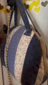 Blue bag กระเป๋าถือผ้าต่อโทนฟ้า งานมือสองสภาพดี เป็นผ้าพิมพ์ญี่ปุ่นทั้งใบ ลงเครื่องซักผ้าบ่อยแค่ไหนก็ไม่เปื่อยยุ่ย ขนาดเหมาะมือ ใส่ของได้จุ