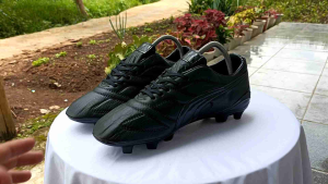 Sepatu Bola Berkualitas Tinggi & Terbaru Full Black Nyaman Dipakai