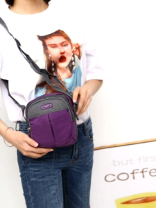 กระเป๋าสะพายดีไซส์เก๋ สีสรรสดสวยไม่ซ้ำใคร ใช้ได้ทั้งหญิงและชาย ขนาดกะทัดรัด น้ำหนักเบาพกพาสะดวก ทำจากวัสดุอย่างดี