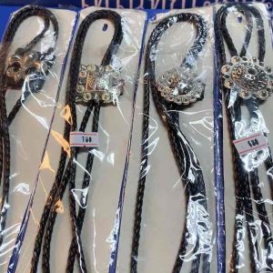 สร้อยคาวบอยโบโลไท้ร์แบบคลาสสิคจี้เนื้อซิ้งค์พร้อมเชื่อกทักและ2ตุ่ม