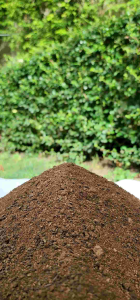 ขี้วัวนมหมัก ขนาดบรรจุ 5 กิโลกรัม เนื้อละเอียดสวยพร้อมใช้ ผ่านกระบวนหมักเพื่อการย่อยสลายอย่างสมบูรณ์ อุดมไปด้วยอาหารที่พืชสามารถดูดซึมไปใช้ได้ทันที ช่วยปรับสภาพดินให้ร่วนซุย เหมาะสำหรับการปลูกพืชพืชผัก ผลไม้ทุกชนิด