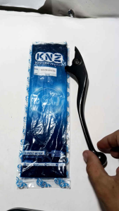 HANDLE HENDEL HANDEL REM LEVER R KANAN TIGER MEGAPRO KNZ\\n\\nHandle rem berkualitas tinggi merupakan komponen penting yang harus dimiliki oleh setiap kendaraan motor, termasuk Tiger MEGAPRO. Dalam artikel ini, kita akan membahas tentang handle rem lever R kanan, cara kerjanya, dan mengapa Anda harus memilih handle rem berkualitas tinggi.\\n\\n Apa Itu Handle Rem Lever R Kanan?\\n\\nHandle rem lever R kanan adalah komponen yang digunakan untuk mengontrol sistem pengereman pada sepeda motor. Dengan menggunakan handle rem ini, pengendara dapat menghentikan atau melambatkan laju kendaraan dengan mudah dan efisien.\\n\\n Bagaimana Cara Kerja Handle Rem?\\n\\nHandle rem bekerja dengan cara mengirimkan sinyal kepada sistem pengereman motor saat pengendara menekannya. Ketika handle rem ditekan, cakram rem akan bertabrakan dengan disc brake, sehingga menghasilkan gaya gesekan yang mampu mengurangi laju kendaraan.\\n\\n Mengapa Memilih Handle Rem Berkualitas Tinggi?\\n\\nHandle rem berkualitas tinggi sangat penting untuk keselamatan dan kenyamanan berkendara. Beberapa alasan mengapa Anda harus memilih handle rem berkualitas tinggi adalah:\\n\\n- **Kualitas bahan**: Handle rem berkualitas tinggi terbuat dari bahan yang tahan lama dan tidak mudah rusak.\\n- **Desain ergonomis**: Handle rem berkualitas tinggi dirancang untuk memberikan kenyamanan pengguna saat mengendarai motor.\\n- **Daya tahan**: Handle rem berkualitas tinggi mampu bertahan lama meskipun digunakan secara intensif.\\n\\n Aksesoris Motor untuk Kenyamanan Berkendara\\n\\nSelain handle rem berkualitas tinggi, ada beberapa aksesoris motor lain yang dapat meningkatkan kenyamanan berkendara Anda. Berikut adalah beberapa pilihan aksesoris motor Tiger MEGAPRO:\\n\\n- **Saddle cover**: Melindungi jok motor Anda dari kerusakan akibat sinar matahari atau hujan.\\n- **Handle grip**: Memberikan kenyamanan saat mengendarai motor dengan menambahkan grip tambahan pada handle.\\n- **Mudguard**: Melindungi pengendara dari genangan air atau lumpur saat berkendara.\\n\\n Tips Memilih Aksesoris Motor yang Tepat\\n\\nUntuk memilih aksesoris motor yang tepat, perhatikan beberapa hal berikut:\\n\\n- **Fungsi**: Pilih aksesoris motor yang sesuai dengan kebutuhan Anda.\\n- **Kualitas**: Pilih aksesoris motor yang terbuat dari bahan berkualitas tinggi.\\n- **Desain**: Pilih aksesoris motor yang sesuai dengan gaya dan desain motor Anda.\\n\\n Suku Cadang Motor Tiger\\n\\nSelain handle rem berkualitas tinggi, ada beberapa suku cadang motor Tiger lain yang harus Anda ketahui. Berikut adalah beberapa informasi tentang suku cadang motor Tiger:\\n\\n- **Cara Mengganti Handle Rem dengan Benar**: Mengganti handle rem memerlukan pengetahuan teknis yang cukup. Ikuti petunjuk dari manual pengguna atau mintalah bantuan dari mekanik profesional.\\n- **Perawatan dan Pemeliharaan Handle Rem**: Untuk menjaga kinerja handle rem, lakukan pemeriksaan dan perawatan secara rutin. Bersihkan handle rem dari debu dan kotoran, serta pastikan sistem pengereman berfungsi dengan baik.\\n\\nDengan memilih handle rem berkualitas tinggi dan memperhatikan perawatan suku cadang motor Tiger, Anda dapat menikmati kenyamanan berkendara yang lebih baik.\n}