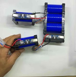 Pin thay đèn năng lượng mặt trời 32700 24ah(mới 100%) đã có mạch bảo vệ 10A