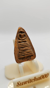 C053 พระหลวงปู่บูญ 3 ชั่วโมง เนื้อผงยา จินดามณี พิมพ์นาง สามเหลี่ยม 9 ชั้น ขนาด 2.0x3.5 ตรง คู่ 240