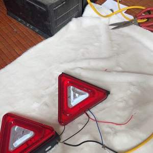 Đèn led tam giác trang trí ô tô 24v. Đèn led tam giác có tai bắt