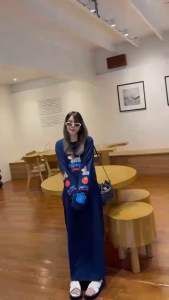 เดรสยาวคอกลม แขนยาว ดีเทลผ่าข้างเกร๊ๆ สกรีนลายกลางอกและช่วงแขน