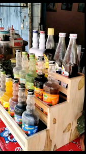 3ชั้นวางขวดมินิมอลใส่ขวดเครื่องดื่มน้ำและเครื่องปรุงตกแต่ง ร้านทำจากไม้สักค่ะ ตกแต่งเครื่องครัวและบ้านสวยๆตกแต่งร้านมินิมอลสวยๆๆค่ะ ทักแชทก่อนรีวิวค่ะๆ