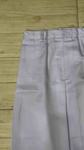 Rok Sekolah Span Putih SMA/Rempel 1 di depan bahan elemen