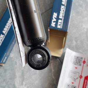 KYB โช้คอัพคู่หลัง Nissan Frontier 4x4[ เดิมโรงงาน]รุ่นพรีเมียมน้ำมัน จำนวน 1 คู่ 443464 ]