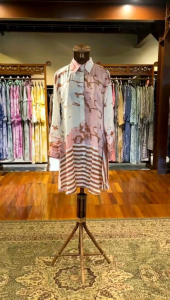Donna Tunik by Dian Pelangi LIMITED EDITION Blouse Baju Atasan Kemeja Blus Outfit Casual Formal Kerja Kantor Pesta Pernikahan Kondangan Wanita Hijaber Cantik Anggun Modis Modern Elegan Mewah Model Korea Terbaru Motif Batik Abstrak Hand Made Kekinian