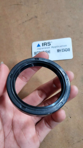 SEAL TRANSMISI BELAKANG MITSUBISHI PS125 TURBO CANTER