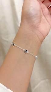 เงินแท้มีใบรับประกัน สร้อยข้อมือเงินแท้ห้อยจี้ใบโคลเวอร์สีดำ / สร้อยจิ๋ว 1 mm. จี้ 5 mm. ยาว 6.5-7.5 นิ้ว ปรับได้ | BS1S0013