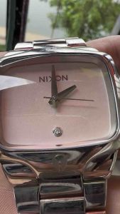 Đồng hồ nam hiệu NIXON QUARTZ size 39-40mmhai phân loạimặt trắngthép đúc 100% chống nước 10BAR với đáy vít ốcdây thép đúc không gỉ dài 17cm khóa zin chuẩn hãng