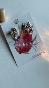 Nice Accident รุ่น ‘Vera’ | ต่างหูโบว์ประดับมุก สำหรับออกงาน (Elegant Pearl Bow Earrings)
