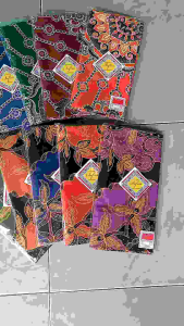 TAPLAK MEJA MOTIF BATIK. UKURAN 120 X 110 CM. LEBAR 110 CM. PANJANG 120 CM. WARNA RANDOM. DIKIRIM SESUAI STOK BARANG YANG ADA DI TOKO.