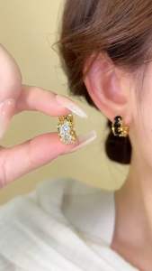 (Bebas beli 2 dapat bonus) H-Girl888 A104 COD Anting geometris zirkon dua sisi beraspal mikro yang modis anting super berkilau dengan desain khusus yang dipersonalisasi titanium wanita