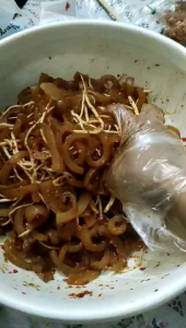 หนังหมูตีนไก่รากชูดอง1กระปุก500กรัม