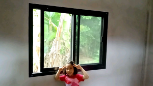 หน้าต่างบานเลื่อนแบ่ง 2 เล่นลายตาราง 4-6 ช่อง (งานตัดประกอบ) อลูมิเนียมสีขาว กระจกเขียวใส ขนาดสูง 1.10 ม.× กว้าง 1.20 ม×หนา 10 ซม.