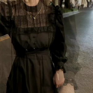 Dress Prancis Lengan Panjang Motif Renda