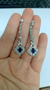 ต่างหูเงินชุบทองคำขาวประดับพลอยไพลินแท้ล้อมพลอยเพทายขาวดีไซน์หรูหรา