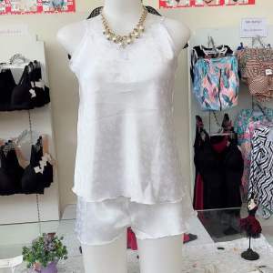 ชุดนอนสายเดี่ยวสีขาวพร้อมกางเกงผ้าซาตินพิมพ์ลายดอกกุหลาบ