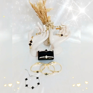 Gelang Tangan Titanium Anti Karat & Permata Bunga Clover: Fashion Elegan untuk Pria