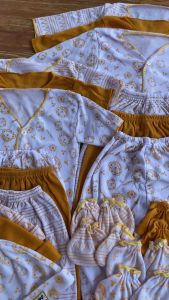 Paket Baju Bayi Lengkap 27/30/33 Pcs Cewe Cowo Termurah\\n\\nBaju bayi merupakan salah satu kebutuhan penting bagi setiap orang tua yang baru memiliki anak. Mencari baju bayi berkualitas tinggi dan nyaman menjadi prioritas utama. Salah satu solusi yang dapat Anda pilih adalah paket baju bayi lengkap 27/30/33 pcs cewe cowo termurah.\\n\\n Apa Itu Paket Baju Bayi Lengkap?\\nPaket baju bayi lengkap adalah set baju yang berisi berbagai macam baju bayi dalam jumlah tertentu, seperti 27, 30, atau 33 pcs. Paket ini biasanya mencakup berbagai jenis baju bayi, mulai dari kaos, rompi, celana, sampai dengan baju tidur. Paket ini tersedia untuk bayi cewe dan cowo.\\n\\n Jenis Paket Baju Bayi Lengkap yang Tersedia\\nAda beberapa jenis paket baju bayi lengkap yang tersedia di pasaran, seperti paket 27 pcs, 30 pcs, dan 33 pcs. Setiap paket memiliki ukuran baju yang sesuai dengan usia bayi, mulai dari baru lahir hingga beberapa bulan pertama.\\n\\n Keuntungan Menggunakan Paket Baju Bayi Lengkap\\nMenggunakan paket baju bayi lengkap memiliki beberapa keuntungan, seperti hemat waktu dalam memilih baju bayi, harga yang lebih terjangkau dibandingkan membeli satu per satu, dan variasi baju yang lebih banyak.\\n\\n Cara Memilih Baju Bayi Berkualitas Tinggi\\nMemilih baju bayi berkualitas tinggi sangat penting untuk menjaga kesehatan dan kenyamanan bayi. Berikut adalah beberapa tips yang dapat Anda lakukan:\\n\\n Ukuran Baju Bayi yang Tepat\\nPilih ukuran baju bayi yang sesuai dengan usia dan berat badan bayi. Jangan terlalu ketat atau terlalu longgar, karena bisa mengganggu aktivitas bayi.\\n\\n Tips Memilih Bahan Baju Bayi\\nBahan baju bayi yang baik harus lembut, adem, dan mudah menyerap keringat. Hindari bahan sintetis yang bisa iritasi kulit bayi.\\n\\n Bagaimana Menemukan Paket Baju Bayi Termurah?\\nMenemukan paket baju bayi termurah tidaklah sulit jika Anda tahu cara mencarinya. Berikut adalah beberapa tips yang dapat Anda lakukan:\\n\\n Tips Berbelanja Online\\nBelanja online adalah salah satu cara yang paling efektif untuk menemukan paket baju bayi termurah. Anda dapat mencari di berbagai situs e-commerce dan membandingkan harga sebelum membeli.\\n\\n Tempat Belanja Paket Baju Bayi Lengkap di Indonesia\\nAda beberapa tempat belanja paket baju bayi lengkap di Indonesia, seperti Shopee, Tokopedia, Lazada, dan Bukalapak. Pastikan untuk membandingkan harga dan membaca ulasan sebelum membeli.\\n\\n Baju Bayi Untuk Bayi Baru Lahir\\nBaju bayi untuk bayi baru lahir harus dipilih dengan hati-hati agar nyaman dan aman bagi bayi. Berikut adalah beberapa hal yang perlu diperhatikan:\\n\\n Pentingnya Memilih Baju Bayi yang Nyaman\\nPilih baju bayi yang lembut, adem, dan mudah menyerap keringat. Hindari bahan sintetis yang bisa iritasi kulit bayi.\\n\\n Kelebihan Baju Bayi Dengan Ukuran 27, 30, dan 33\\nBaju bayi dengan ukuran 27, 30, dan 33 sangat cocok untuk bayi baru lahir hingga beberapa bulan pertama. Ukuran ini dirancang khusus untuk mengakomodasi pertumbuhan bayi yang cepat.\\n\\nJadi, paket baju bayi lengkap 27/30/33 pcs cewe cowo termurah adalah solusi yang tepat untuk memenuhi kebutuhan baju bayi Anda. Dengan memilih baju bayi berkualitas tinggi dan membeli paket termurah, Anda dapat menghemat waktu dan uang sambil memberikan yang terbaik untuk bayi Anda.\n}